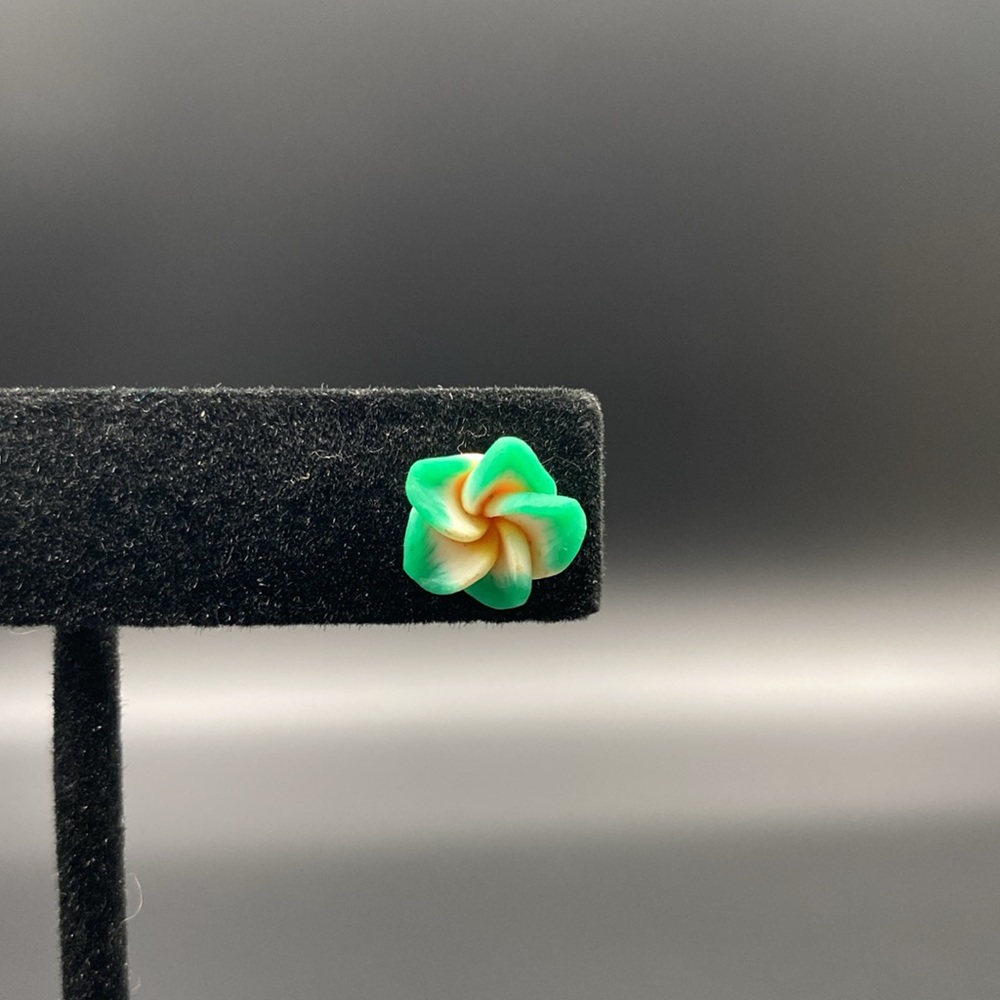 Item 427 Flower Stud Earrings - Picture 2 of 4